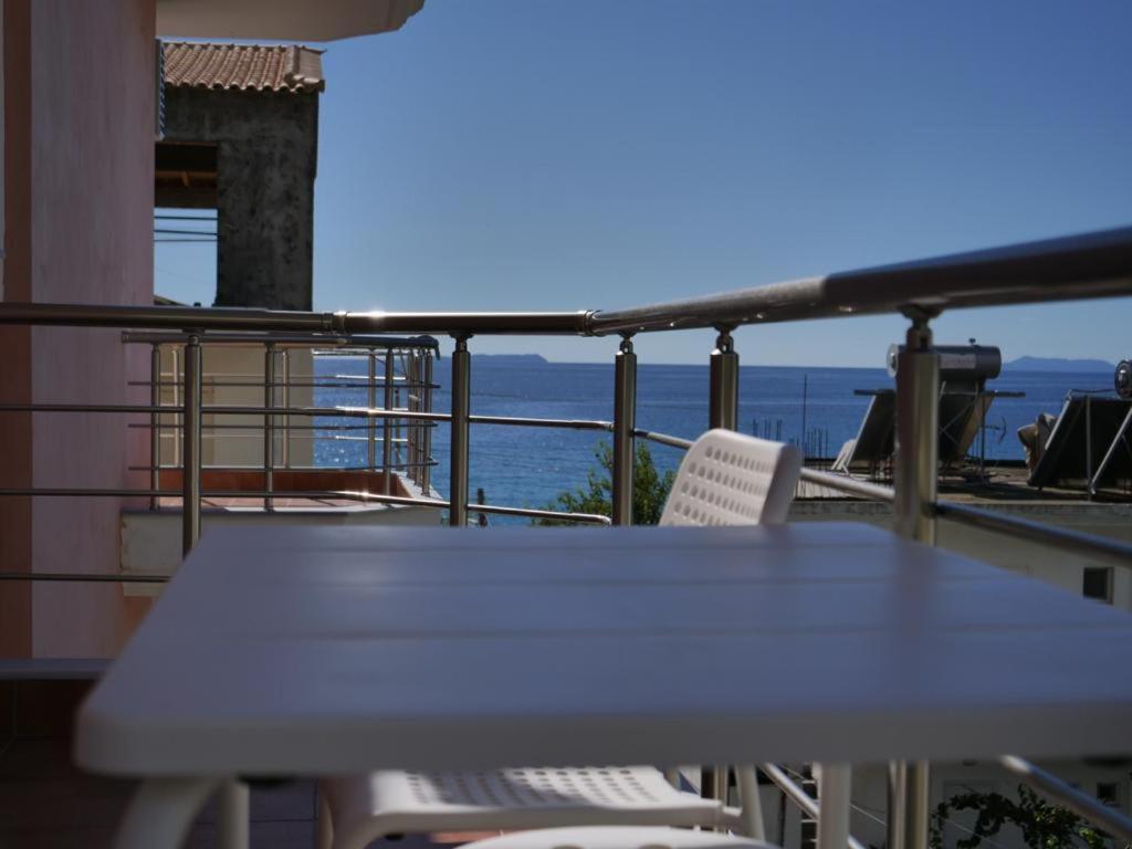 Himara Royal Hotel מראה חיצוני תמונה